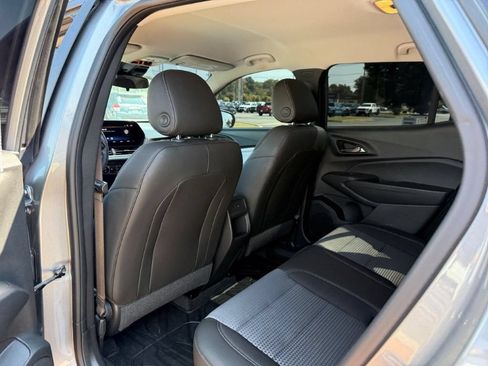 Used 2025 Chevrolet Trax LT FWD image 14