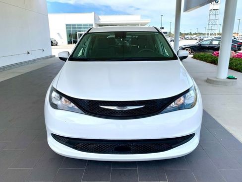 Used 2023 Chrysler Voyager LX image 2