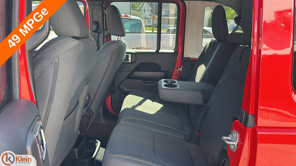 Used 2025 Jeep Wrangler Unlimited Sahara AWD/4WD image 27