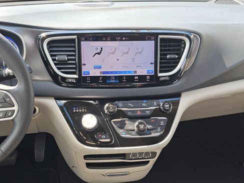 Used 2023 Chrysler Pacifica Touring-L FWD image 18