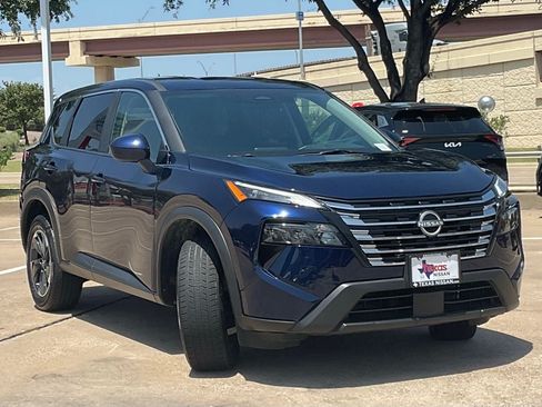 Used 2025 Nissan Rogue SV FWD image 3