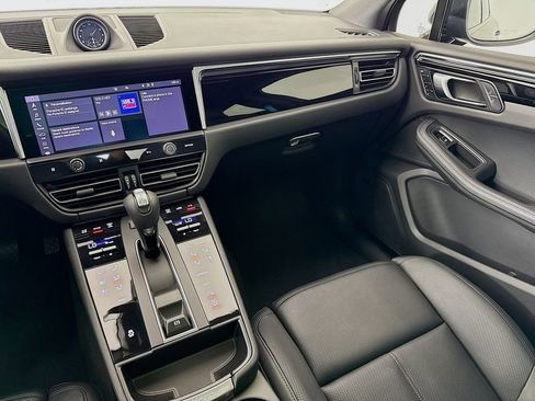 Certified 2025 Porsche Macan AWD/4WD image 26