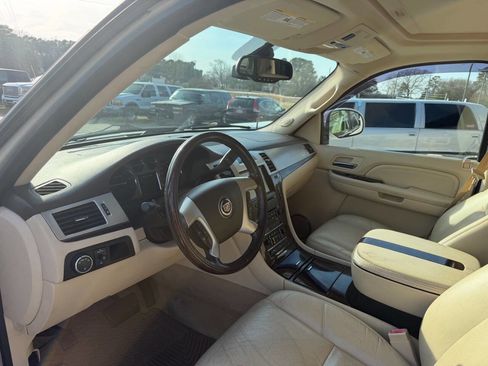 Used 2008 Cadillac Escalade EXT image 10