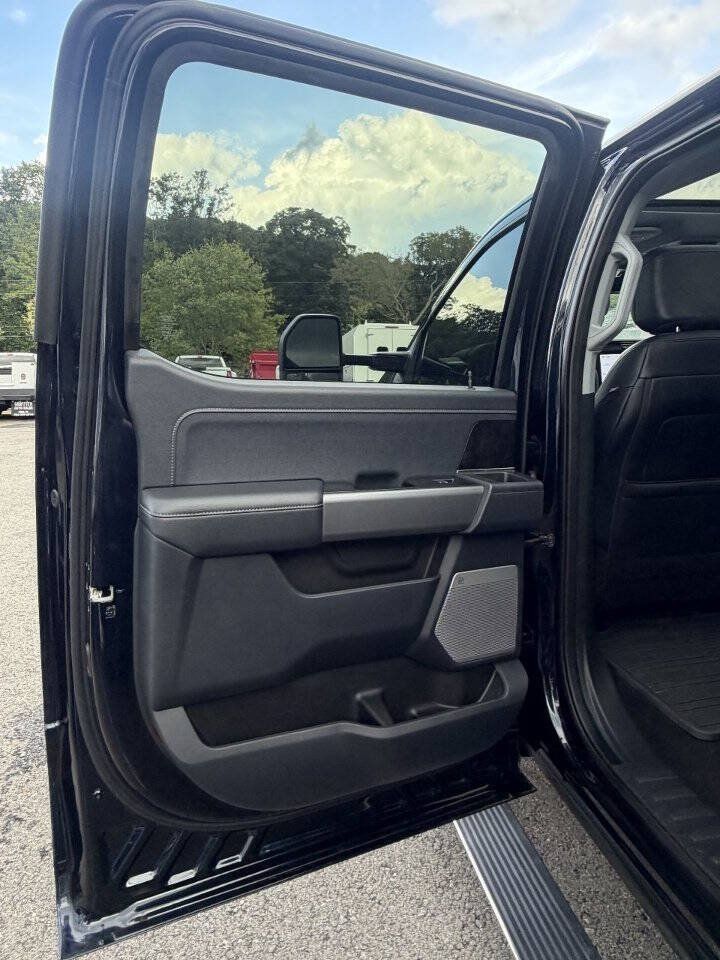 Used 2025 Ford F450 Lariat w/ Lariat Ultimate Package AWD/4WD image 36
