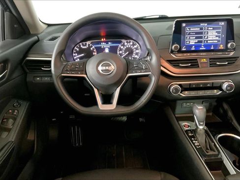 Used 2024 Nissan Altima 2.5 SV image 5