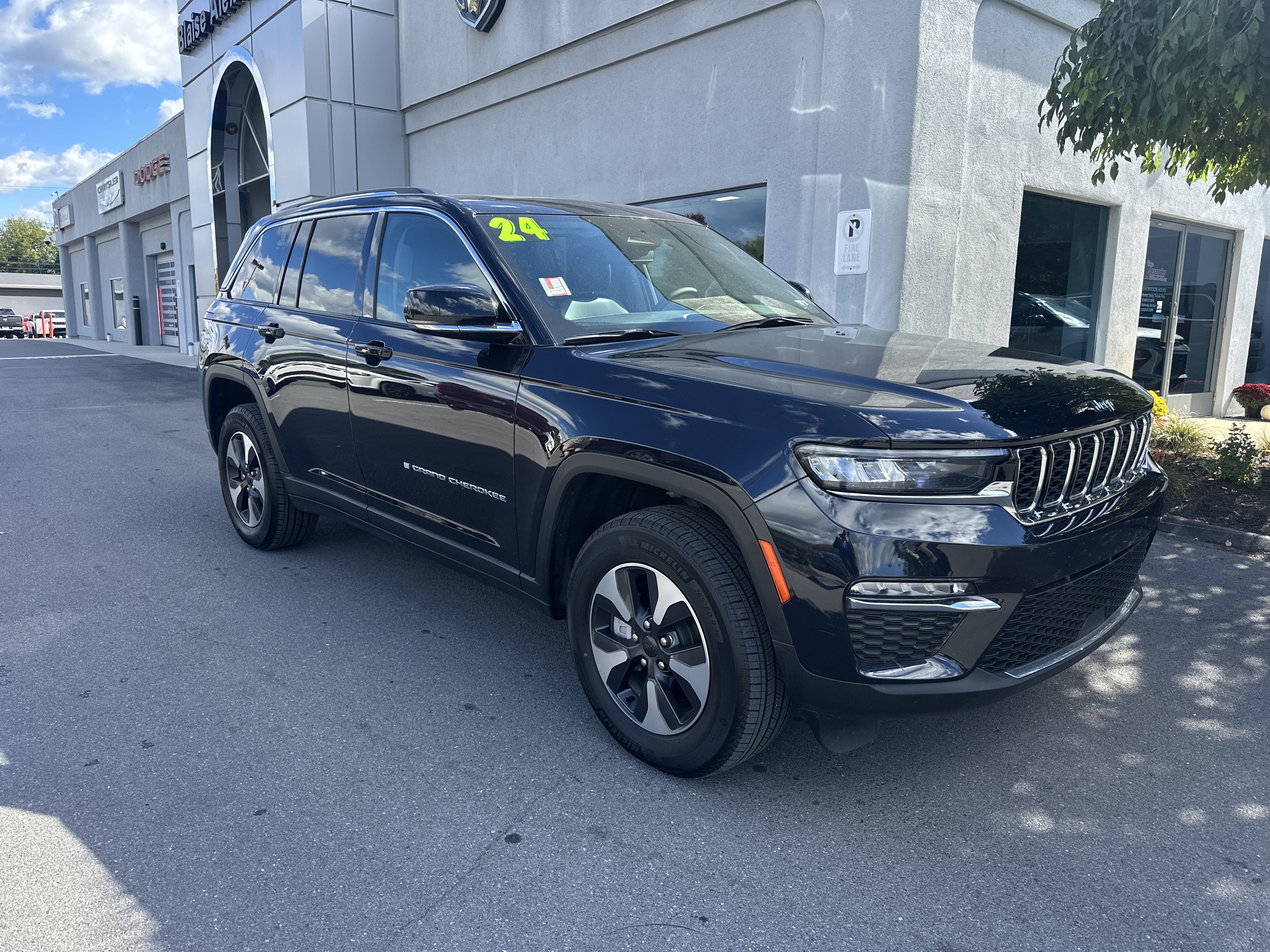 Used 2024 Jeep Grand Cherokee Limited 4xe AWD/4WD image 1