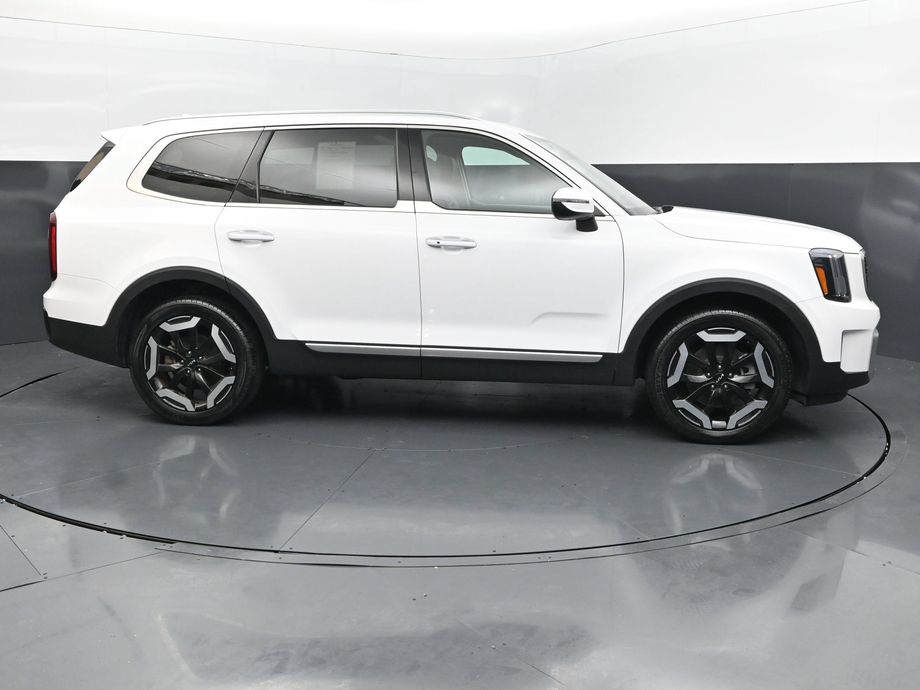 Used 2025 Kia Telluride S FWD image 6