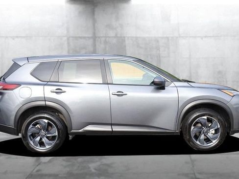 Certified 2025 Nissan Rogue SV FWD image 5