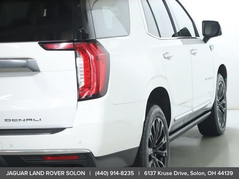 Used 2021 GMC Yukon Denali w/ Denali Premium Package AWD/4WD image 8