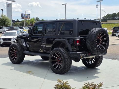Used 2018 Jeep Wrangler Unlimited Sahara AWD/4WD image 4