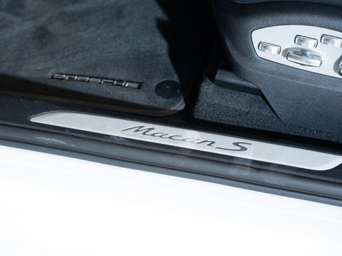 Certified 2022 Porsche Macan S AWD/4WD image 12