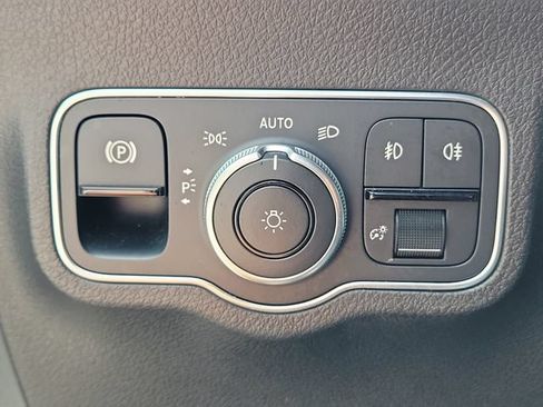 Used 2023 Mercedes-Benz GLB 250 4MATIC w/ Premium Package image 19
