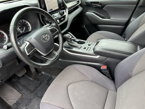 Used 2023 Toyota Highlander LE AWD/4WD image 9