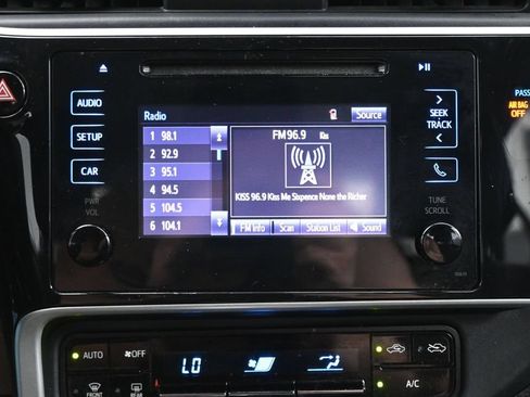 Used 2018 Toyota Corolla LE FWD image 22