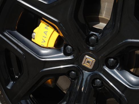 Used 2022 Rivian R1T Adventure image 19