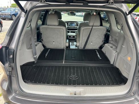 Used 2017 Toyota Highlander XLE w/ Carpet Mat Package AWD/4WD image 25