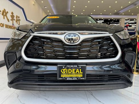 Used 2023 Toyota Highlander L AWD/4WD image 3