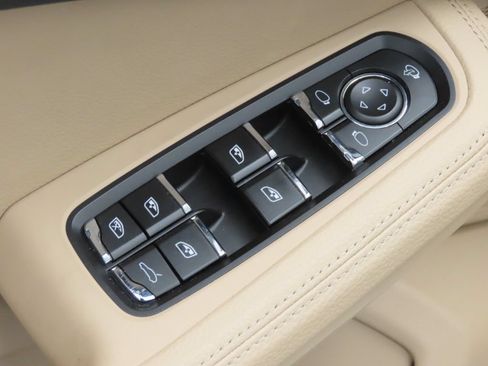 Certified 2026 Porsche Macan AWD/4WD image 38