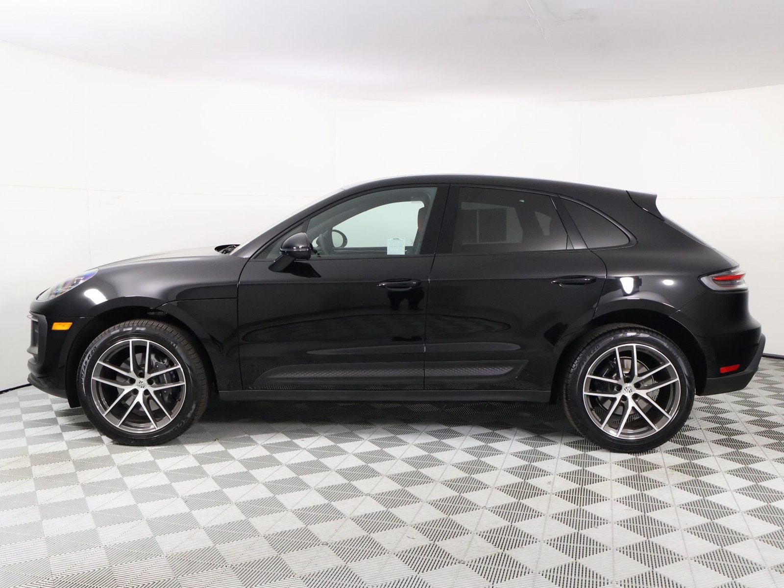 Certified 2026 Porsche Macan AWD/4WD image 2