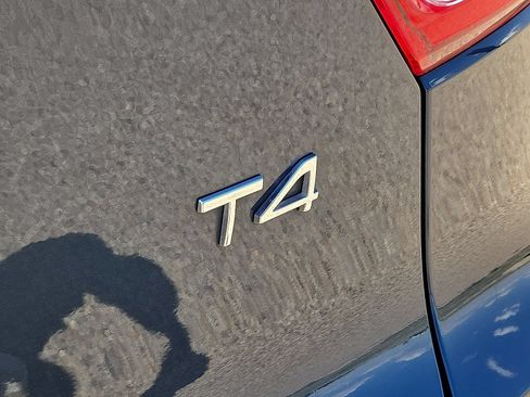 Used 2021 Volvo XC40 T4 Momentum FWD image 13