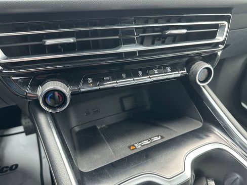 Used 2024 Chevrolet Traverse RS FWD image 34