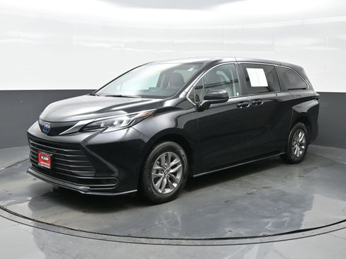 Used 2024 Toyota Sienna LE image 2