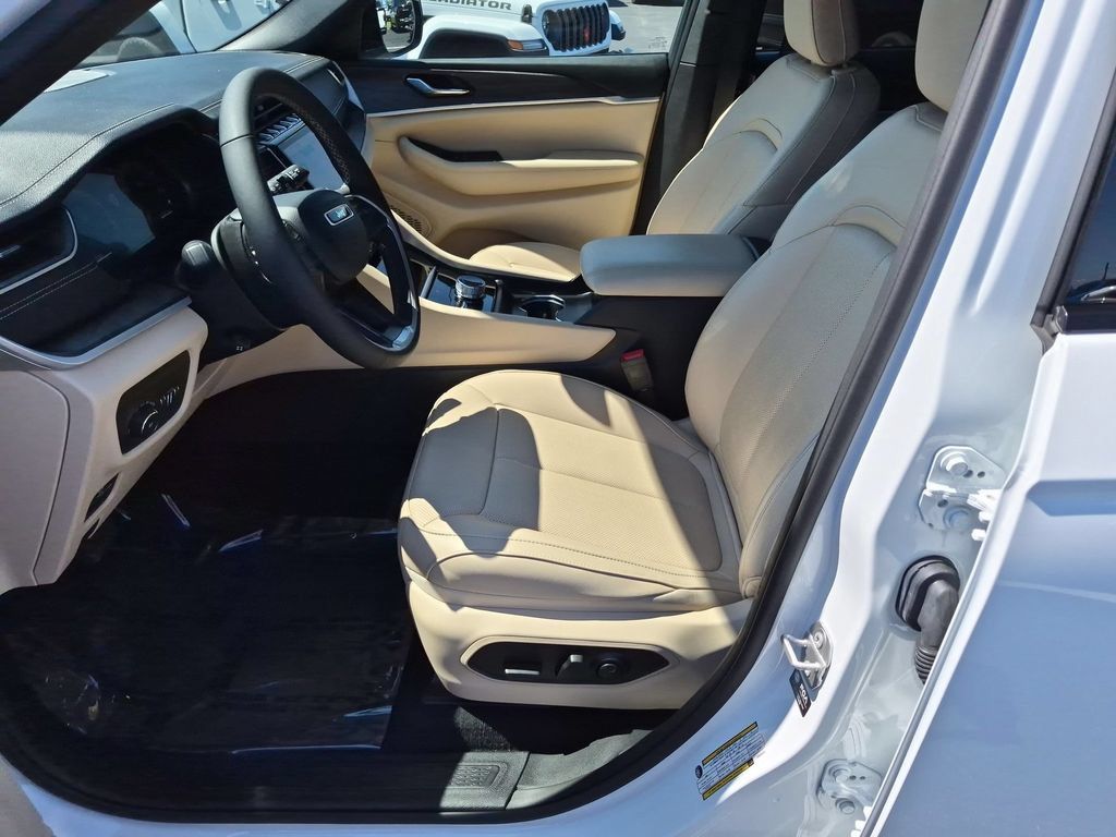 Certified 2025 Jeep Grand Cherokee L Limited w/ Luxury Tech Group II AWD/4WD image 14