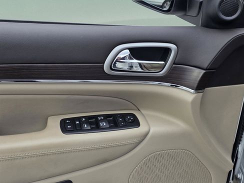 Used 2018 Jeep Grand Cherokee Overland image 8