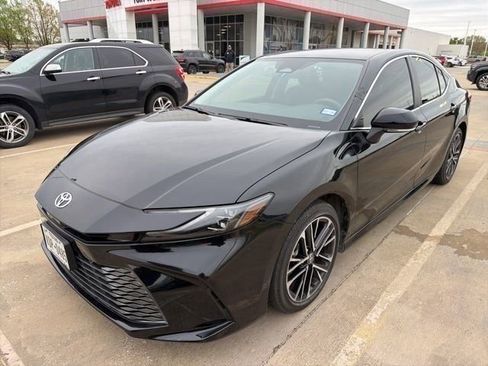 Used 2025 Toyota Camry XLE image 3