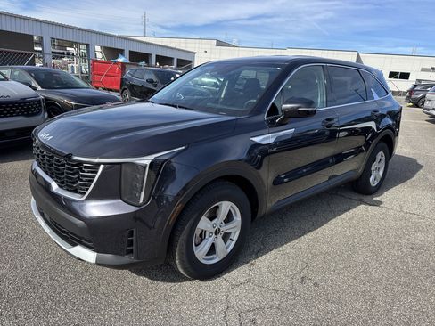 Certified 2025 Kia Sorento LX image 3