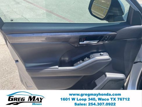 Used 2022 Toyota Highlander Limited FWD image 10
