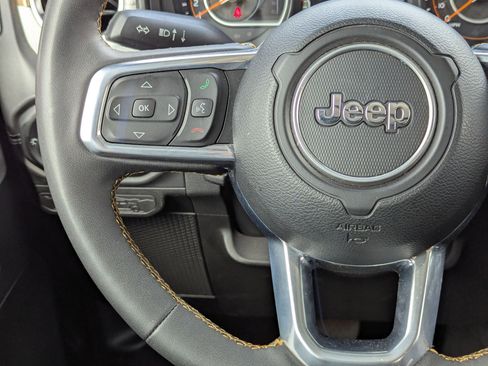 Used 2025 Jeep Wrangler Sahara image 21
