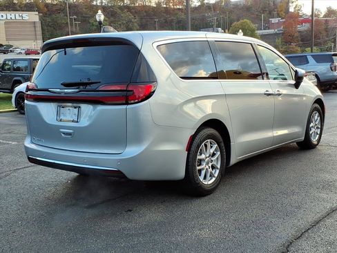 Used 2023 Chrysler Pacifica Touring-L image 4