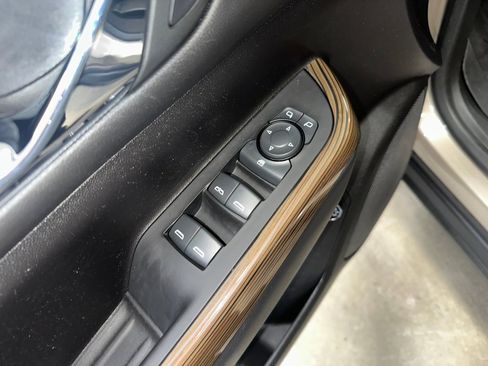 Certified 2023 GMC Acadia SLE w/ Driver Convenience Package image 8