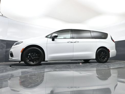 Used 2023 Chrysler Pacifica Touring-L FWD image 51