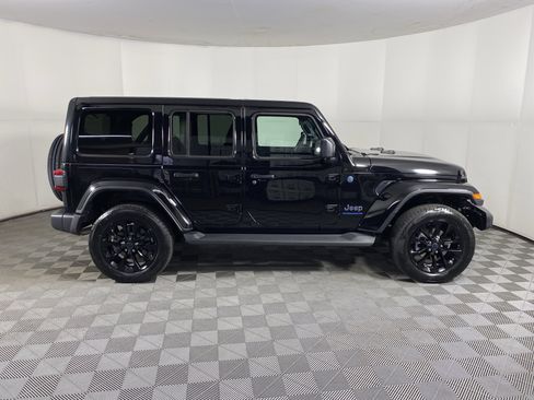 Used 2025 Jeep Wrangler Sahara image 6