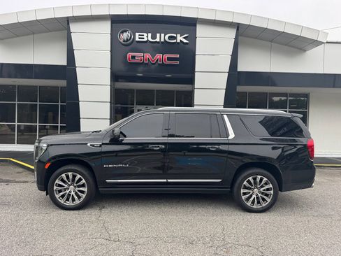 Used 2021 GMC Yukon XL Denali w/ Denali Premium Package AWD/4WD image 3