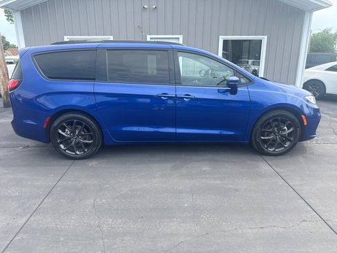 Used 2021 Chrysler Pacifica Touring w/ S Appearance Package FWD image 2