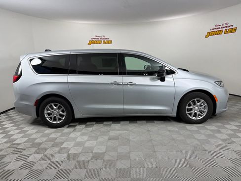 Used 2026 Chrysler Pacifica Select FWD image 7