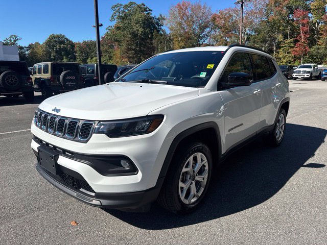 Used 2025 Jeep Compass Latitude AWD/4WD image 2