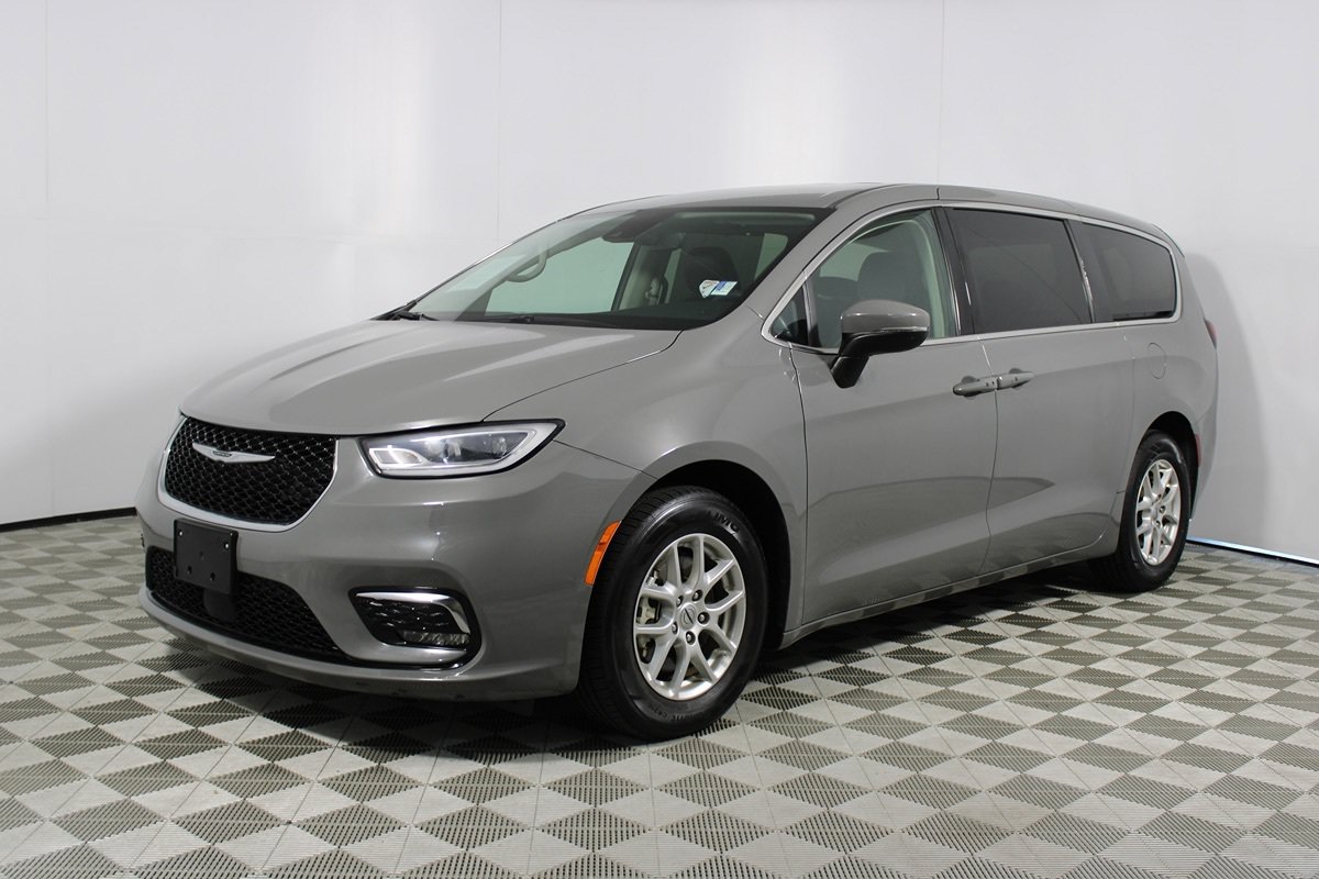Used 2023 Chrysler Pacifica Touring-L FWD image 3