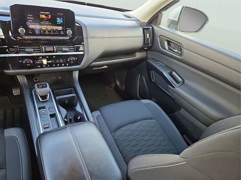 Used 2025 Nissan Pathfinder SV FWD image 13