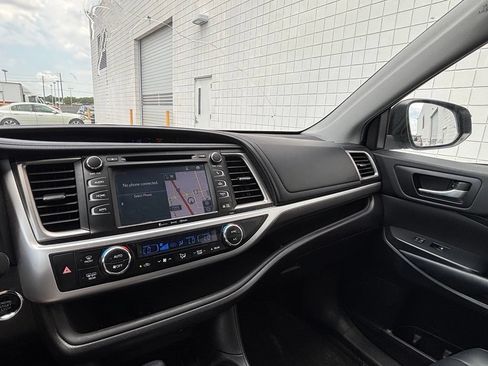 Used 2019 Toyota Highlander SE w/ Nightshade Edition FWD image 15