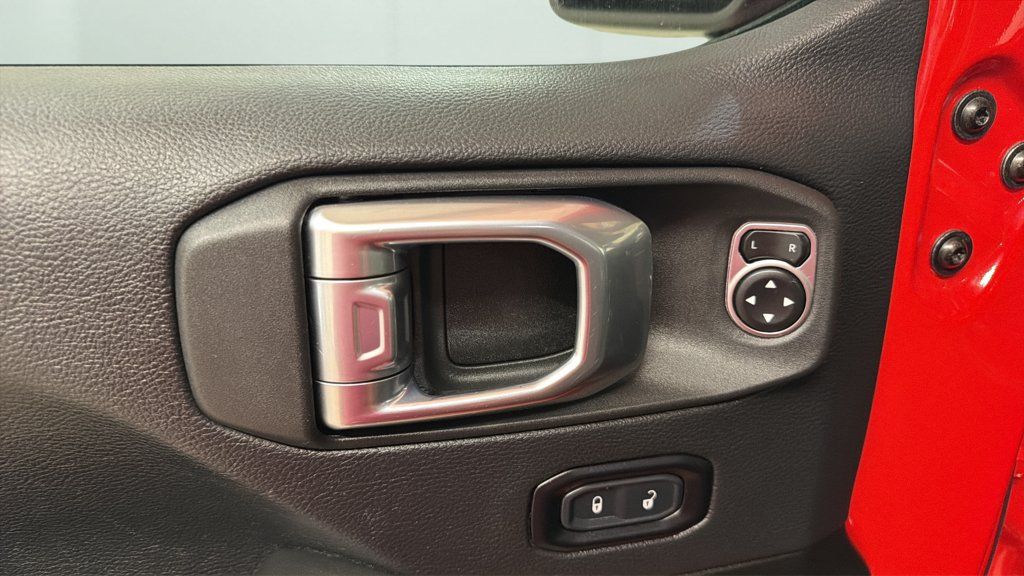 Used 2025 Jeep Wrangler Unlimited Sahara AWD/4WD image 16