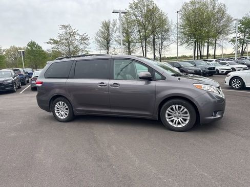 Used 2012 Toyota Sienna XLE FWD image 10