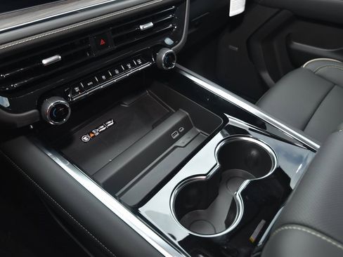 New 2025 Chevrolet Suburban Premier image 18