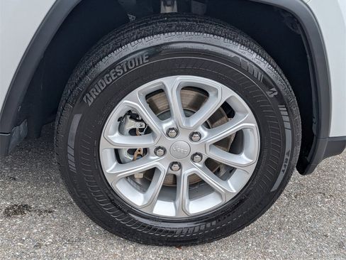 Used 2021 Jeep Grand Cherokee Laredo image 9