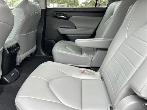 Certified 2023 Toyota Highlander XLE image 16