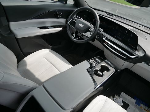 Used 2024 Cadillac Lyriq Luxury w/ LPO, Floor Liner Package AWD/4WD image 9