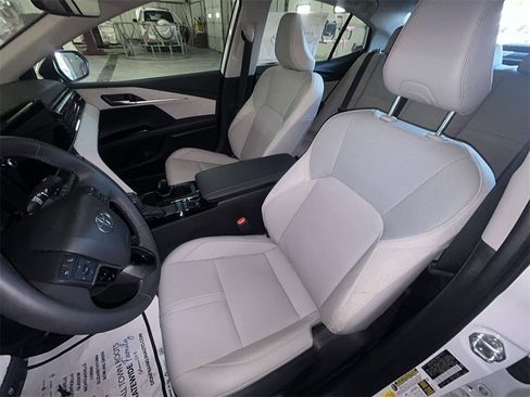 Used 2025 Toyota Camry XLE image 17